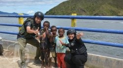 Sentuhan Humanis Personel Satgas Ops Damai Cartenz bersama Masyarakat dan Anak-anak di Paniai
