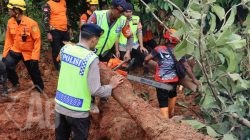 Polri Kerahkan 155 Personel, 4 Anjing Pelacak, dan Perkuat Operasi SAR Longsor Cibeunying 21 Warga Tertimbun