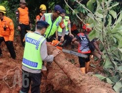 Polri Kerahkan 155 Personel, 4 Anjing Pelacak, dan Perkuat Operasi SAR Longsor Cibeunying 21 Warga Tertimbun