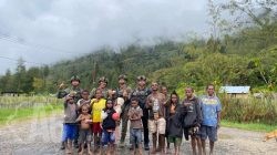 Personel Ops Damai Cartenz Tebar Keceriaan Bersama Anak-anak di Distrik Bibida, Paniai