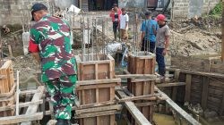 Babinsa Wringinanom Turun Langsung Gotong Royong Bangun Jembatan di Lebani Waras