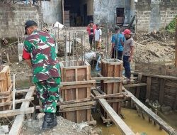 Babinsa Wringinanom Turun Langsung Gotong Royong Bangun Jembatan di Lebani Waras