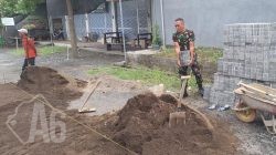 Karya Bakti Babinsa Cerme Bersama Warga Percepat Pembangunan di Wilayah