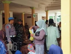 Babinsa Konang Dampingi Penyaluran BLT Kesra 2025 di Desa Durin Timur