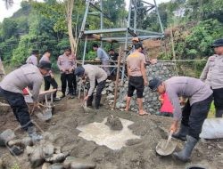 Polri Gerak Cepat Respon Pidato Presiden Prabowo, Satbrimobda Sulsel Bangun Jembatan Gantung di Soppeng