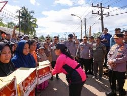 Ketum Bhayangkari Beri Bantuan hingga Hibur Anak-anak Korban Bencana di Tapanuli Tengah