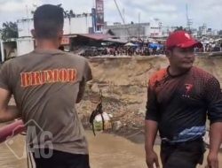 Brimob Aceh Pasang Tali Sling pada Jembatan Putus dan Geser Speed Boat untuk Mendukung Mobilitas Warga di Bireuen