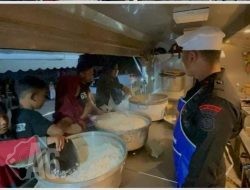 Dapur Lapangan Brimob Suplai Bantuan Makanan untuk Korban Banjir di Aceh Tamiang