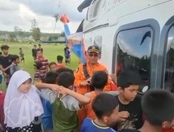 Kru Helikopter Polri Dampingi Warga di Tengah Bencana, Anak-Anak Aceh Tamiang Jadi Sumber Semangat