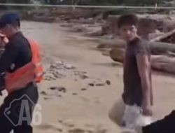 Aksi Heroik Brimob Gendong Bayi Seberangi Jembatan Nyaris Roboh di Tapanuli Selatan