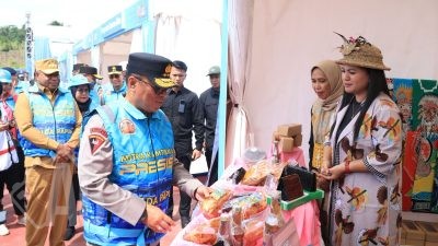 Wakapolri Tinjau UMKM, Bakes, dan Pembagian Perlengkapan Sekolah Usai Apel Mitra Kamtibmas di Papua