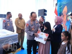 Polri Serahkan Bantuan Pendidikan bagi 10 Anak Korban KKB di Papua