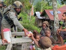 Patroli Humanis Satgas Ops Damai Cartenz di Kampung Apom Kiwirok, Pererat Kedekatan dengan Warga