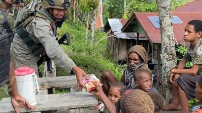 Patroli Humanis Satgas Ops Damai Cartenz di Kampung Apom Kiwirok, Pererat Kedekatan dengan Warga