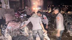 Personel Polri Bersihkan Lumpur dan Sampah Pascabanjir di Jalan Lintas Aceh Tamiang