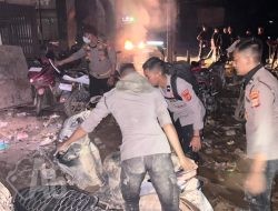 Personel Polri Bersihkan Lumpur dan Sampah Pascabanjir di Jalan Lintas Aceh Tamiang
