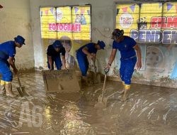 Korpolairud Baharkam Polri Lakukan Normalisasi Sekolah Terdampak Lumpur di Padang Pariaman