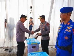 Wujud Empati, Kapolri Beri Bantuan ke Anggota Polri Korban Bencana di Sumbar