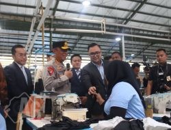 Wakapolri Bagikan Sembako ke Ribuan Buruh, Wujud Kepedulian Polri di Sektor Industri Dalam Negeri