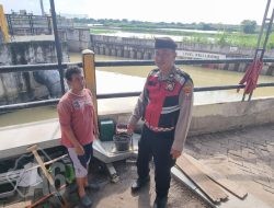 Patroli Kota Presisi Polsek Pakal Pengecekan Rumah Pompa dan Debit Air Seputaran Kali Lamong