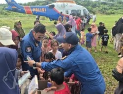 Pilot dan Kru Helikopter Salurkan Amanah Al-Qur’an untuk Anak-Anak Terdampak Banjir di Aceh Tamiang