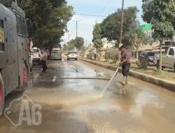 Minimalisir Debu Pasca Banjir, Polri Lakukan Pembersihan dan Penyiraman Jalan Protokol Aceh Tamiang