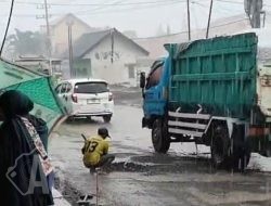 Demi Kepuasan Pelanggan Petugas Teknik PDAM Menganti Berjibaku Dengan Hujan