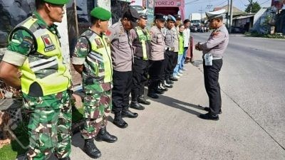 POS PAM Legundi Polres Gresik Maksimalkan Pelayanan Antisipasi Kemacetan di Simpang Empat Legundi