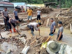 Gotong Royong Pascabanjir, Polri Pulihkan Drainase Tersumbat dan Gorong-gorong di Rusip Antara