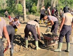 Polri Bersihkan Area Terdampak Banjir Bandang di Kampung Tengah Kecamatan Palembayan Agam Sumbar