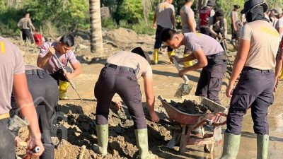 Polri Bersihkan Area Terdampak Banjir Bandang di Kampung Tengah Kecamatan Palembayan Agam Sumbar