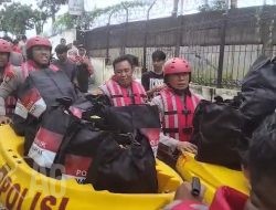 Polri Bergerak Tangani Banjir Cakung, Kerahkan 132 Personel, Perahu Taktis, Kendaraan 4×4, dan Dapur Lapangan Brimob