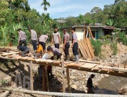 Polri Bersama Masyarakat Bangun Jembatan Darurat, Akses Tiga Kampung di Rusip Antara Kembali Terhubung