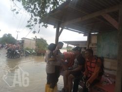 Polri All Out Evakuasi, Hadirkan Randurlap dan Patroli Kesehatan Door to Door untuk Korban Banjir Karawang