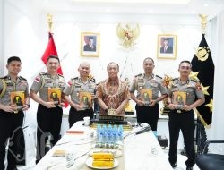 Lewat Buku, Wakapolri Titipkan Pesan Penting Pemberantasan TPPA–PPO kepada 5 Calon Atase dan Staf Teknis Polri