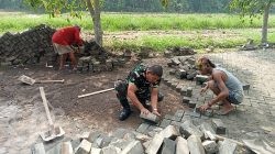 Karya Bakti Babinsa Cerme Dorong Percepatan Perbaikan Jalan Desa