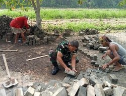 Karya Bakti Babinsa Cerme Dorong Percepatan Perbaikan Jalan Desa