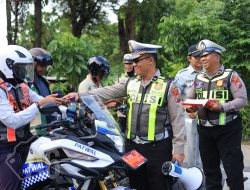 Polres Gresik Gencarkan Edukasi Keselamatan, Pengguna Jalan Tertib Dapat Cokelat