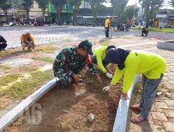 Karya Bakti Koramil Sangkapura Bersama Stakeholder, Percantik Alun-alun Kecamatan