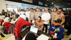 Momen Kapolri Ikut Donor Darah saat Hadiri Baksos HUT ke-53 Buruh KSPSI