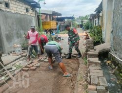 Babinsa Menganti Turun Tangan, Warga Desa Boteng Antusias Pasang Paving Jalan