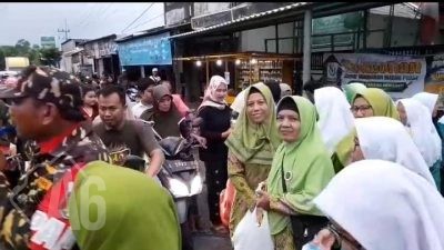 Kolaborasi PAC Fatayat, Muslimat NU Menganti Berbagi Takjil Wujud Kepedulian antar Sesama