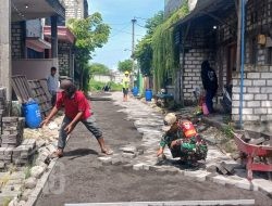 Pererat Kebersamaan, Babinsa Manyar Turun Langsung Pasang Paving Bersama Warga