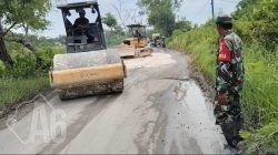 Babinsa Kramat Turun Tangan Amankan Perbaikan Jalan, Senyum Hangat Sapa Warga yang Melintas