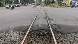 KAI Daop 8 Surabaya Lakukan Perbaikan Jalan Perlintasan di Tiga Titik, Imbau Pengguna Jalan Hati-hati saat Melewati Perlintasan