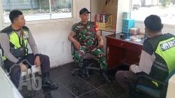 Babinsa Kebomas Perkuat Sinergi Keamanan Melalui Komsos Dengan Security