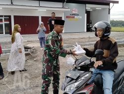 Kebersamaan Ramadhan di KDKMP, Pemdes dan Babinsa Benjeng Bagikan Takjil untuk Warga