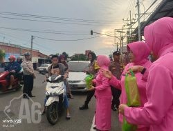 Polsek warujayeng dan Bhayangkari berbagi Takjil Pererat silaturahmi di bulan suci Ramadhan