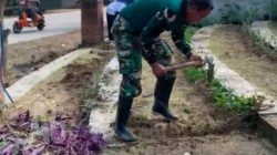 Ciptakan Lingkungan Bersih, Babinsa Menganti Bersama Warga Gotong Royong Bersihkan Lingkungan Kantor Desa Beton