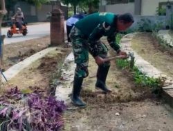 Ciptakan Lingkungan Bersih, Babinsa Menganti Bersama Warga Gotong Royong Bersihkan Lingkungan Kantor Desa Beton